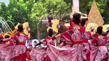 Sunda, West Java 'dan Jaipong Dansı. Bu dans çevik, enerjik ve anlamlı hareketleriyle bilinir..