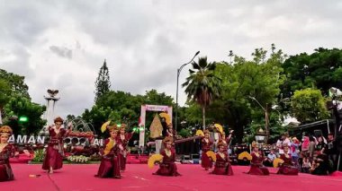 Sunda, West Java 'dan Jaipong Dansı. Bu dans çevik, enerjik ve anlamlı hareketleriyle bilinir..
