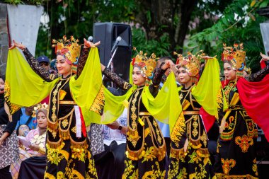 Banyuwangi 'den Sableng Lukinto dansı. Bu dans, Tanrı 'ya bir minnettarlık ve refah ve barış umududur..