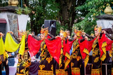 Banyuwangi 'den Sableng Lukinto dansı. Bu dans, Tanrı 'ya bir minnettarlık ve refah ve barış umududur..