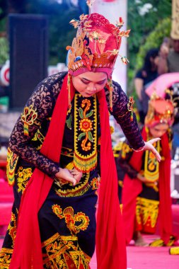 Banyuwangi 'den Sableng Lukinto dansı. Bu dans, Tanrı 'ya bir minnettarlık ve refah ve barış umududur..