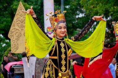 Banyuwangi 'den Sableng Lukinto dansı. Bu dans, Tanrı 'ya bir minnettarlık ve refah ve barış umududur..
