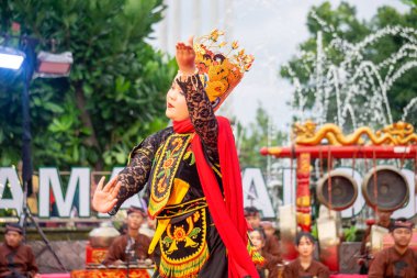 Banyuwangi 'den Sableng Lukinto dansı. Bu dans, Tanrı 'ya bir minnettarlık ve refah ve barış umududur..