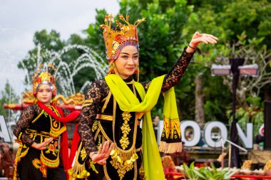 Banyuwangi 'den Sableng Lukinto dansı. Bu dans, Tanrı 'ya bir minnettarlık ve refah ve barış umududur..