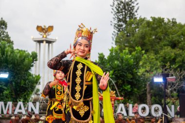 Banyuwangi 'den Sableng Lukinto dansı. Bu dans, Tanrı 'ya bir minnettarlık ve refah ve barış umududur..