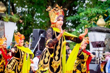 Banyuwangi 'den Sableng Lukinto dansı. Bu dans, Tanrı 'ya bir minnettarlık ve refah ve barış umududur..