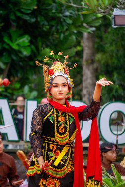 Banyuwangi 'den Sableng Lukinto dansı. Bu dans, Tanrı 'ya bir minnettarlık ve refah ve barış umududur..