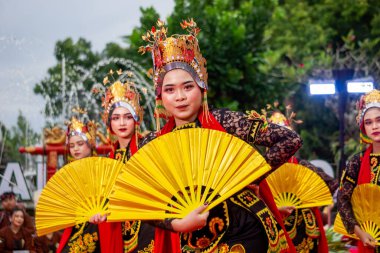 Banyuwangi 'den Sableng Lukinto dansı. Bu dans, Tanrı 'ya bir minnettarlık ve refah ve barış umududur..