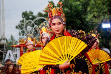 Banyuwangi 'den Sableng Lukinto dansı. Bu dans, Tanrı 'ya bir minnettarlık ve refah ve barış umududur..