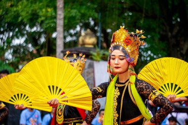 Banyuwangi 'den Sableng Lukinto dansı. Bu dans, Tanrı 'ya bir minnettarlık ve refah ve barış umududur..