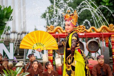Banyuwangi 'den Sableng Lukinto dansı. Bu dans, Tanrı 'ya bir minnettarlık ve refah ve barış umududur..