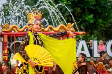 Banyuwangi 'den Sableng Lukinto dansı. Bu dans, Tanrı 'ya bir minnettarlık ve refah ve barış umududur..