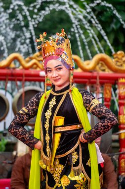 Banyuwangi 'den Sableng Lukinto dansı. Bu dans, Tanrı 'ya bir minnettarlık ve refah ve barış umududur..