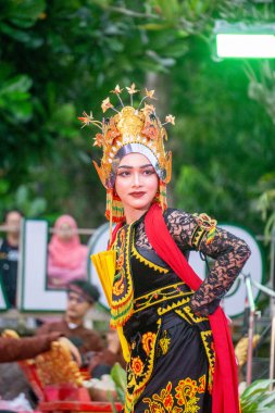 Banyuwangi 'den Sableng Lukinto dansı. Bu dans, Tanrı 'ya bir minnettarlık ve refah ve barış umududur..