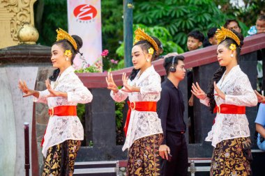 Bali 'den Puspanjali dansı. Bu dans misafirleri karşılamak için. Puspa çiçek demek, Anjali de saygı demek..