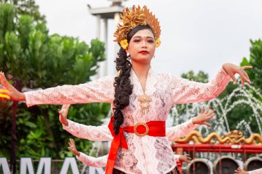 Bali 'den Puspanjali dansı. Bu dans misafirleri karşılamak için. Puspa çiçek demek, Anjali de saygı demek..