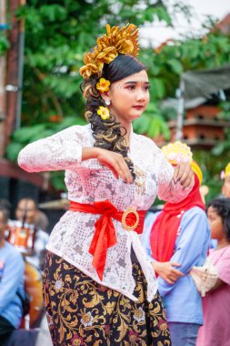 Bali 'den Puspanjali dansı. Bu dans misafirleri karşılamak için. Puspa çiçek demek, Anjali de saygı demek..