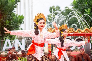 Bali 'den Puspanjali dansı. Bu dans misafirleri karşılamak için. Puspa çiçek demek, Anjali de saygı demek..