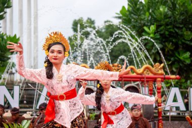 Bali 'den Puspanjali dansı. Bu dans misafirleri karşılamak için. Puspa çiçek demek, Anjali de saygı demek..