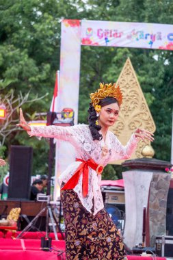 Bali 'den Puspanjali dansı. Bu dans misafirleri karşılamak için. Puspa çiçek demek, Anjali de saygı demek..