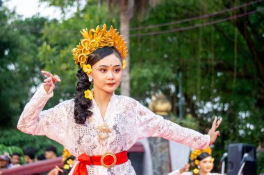 Bali 'den Puspanjali dansı. Bu dans misafirleri karşılamak için. Puspa çiçek demek, Anjali de saygı demek..