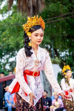 Bali 'den Puspanjali dansı. Bu dans misafirleri karşılamak için. Puspa çiçek demek, Anjali de saygı demek..