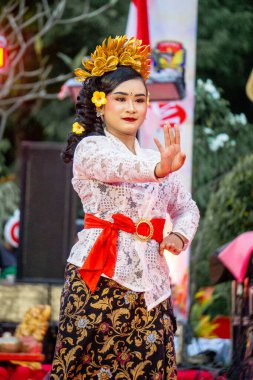 Bali 'den Puspanjali dansı. Bu dans misafirleri karşılamak için. Puspa çiçek demek, Anjali de saygı demek..