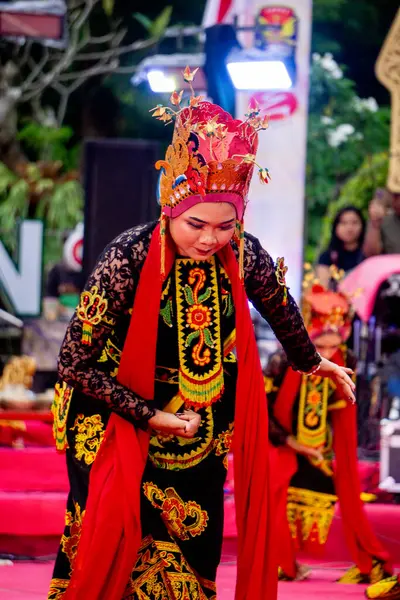 Banyuwangi 'den Sableng Lukinto dansı. Bu dans, Tanrı 'ya bir minnettarlık ve refah ve barış umududur..