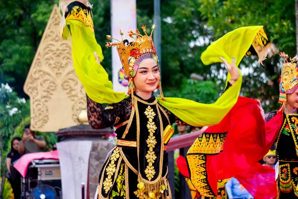 Banyuwangi 'den Sableng Lukinto dansı. Bu dans, Tanrı 'ya bir minnettarlık ve refah ve barış umududur..