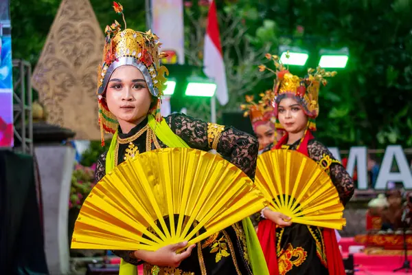 Banyuwangi 'den Sableng Lukinto dansı. Bu dans, Tanrı 'ya bir minnettarlık ve refah ve barış umududur..