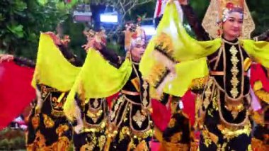 Banyuwangi 'den Sableng Lukinto dansı. Bu dans, Tanrı 'ya bir minnettarlık ve refah ve barış umududur..