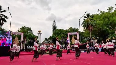 Bali 'den Puspanjali dansı. Bu dans misafirleri karşılamak için. Puspa çiçek demek, Anjali de saygı demek..