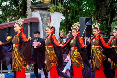 Central Java 'dan Gambyong dansı. Bu dans nezaketi, dostluğu ve misafirleri ağırlamayı temsil eder..