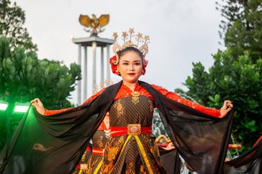 Central Java 'dan Gambyong dansı. Bu dans nezaketi, dostluğu ve misafirleri ağırlamayı temsil eder..