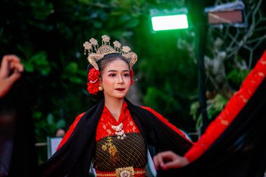 Central Java 'dan Gambyong dansı. Bu dans nezaketi, dostluğu ve misafirleri ağırlamayı temsil eder..
