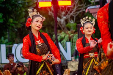 Central Java 'dan Gambyong dansı. Bu dans nezaketi, dostluğu ve misafirleri ağırlamayı temsil eder..