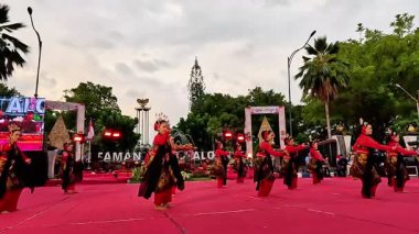 Central Java 'dan Gambyong dansı. Bu dans nezaketi, dostluğu ve misafirleri ağırlamayı temsil eder..