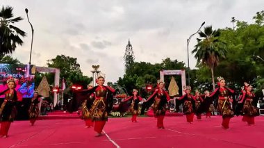 Central Java 'dan Gambyong dansı. Bu dans nezaketi, dostluğu ve misafirleri ağırlamayı temsil eder..