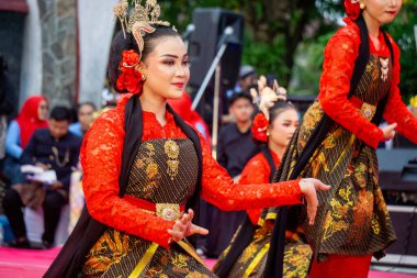 Central Java 'dan Gambyong dansı. Bu dans nezaketi, dostluğu ve misafirleri ağırlamayı temsil eder..