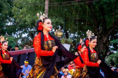Central Java 'dan Gambyong dansı. Bu dans nezaketi, dostluğu ve misafirleri ağırlamayı temsil eder..