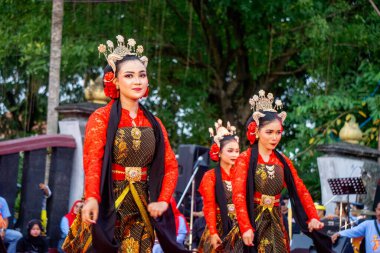 Central Java 'dan Gambyong dansı. Bu dans nezaketi, dostluğu ve misafirleri ağırlamayı temsil eder..