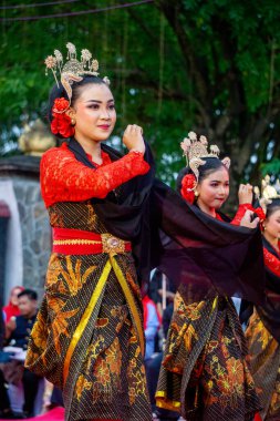 Central Java 'dan Gambyong dansı. Bu dans nezaketi, dostluğu ve misafirleri ağırlamayı temsil eder..