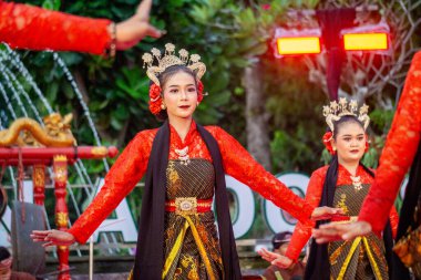 Central Java 'dan Gambyong dansı. Bu dans nezaketi, dostluğu ve misafirleri ağırlamayı temsil eder..