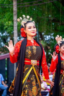 Central Java 'dan Gambyong dansı. Bu dans nezaketi, dostluğu ve misafirleri ağırlamayı temsil eder..