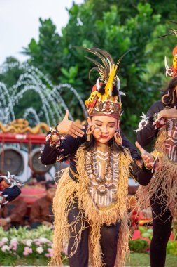 Papua 'dan Yamko Rambe Yamko. Bu dans Papuan 'ın mücadele ruhunu ve birlikteliğini tasvir ediyor..