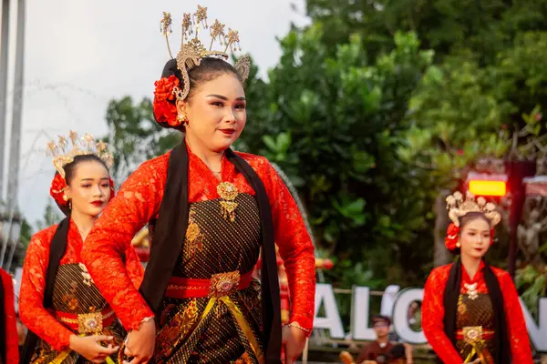 Central Java 'dan Gambyong dansı. Bu dans nezaketi, dostluğu ve misafirleri ağırlamayı temsil eder..