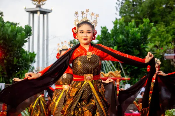Central Java 'dan Gambyong dansı. Bu dans nezaketi, dostluğu ve misafirleri ağırlamayı temsil eder..