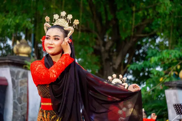 Central Java 'dan Gambyong dansı. Bu dans nezaketi, dostluğu ve misafirleri ağırlamayı temsil eder..