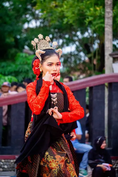 Central Java 'dan Gambyong dansı. Bu dans nezaketi, dostluğu ve misafirleri ağırlamayı temsil eder..