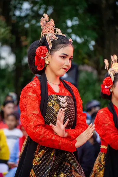 Central Java 'dan Gambyong dansı. Bu dans nezaketi, dostluğu ve misafirleri ağırlamayı temsil eder..